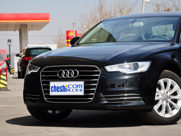 一汽奥迪  30 FSI 车辆车头部分特写