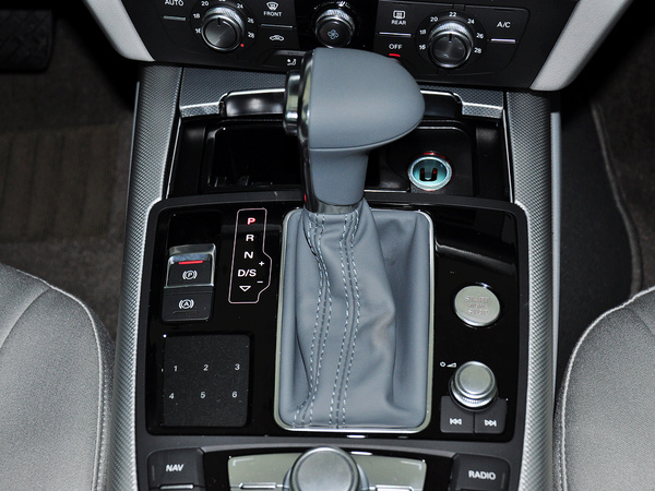 一汽奥迪  30 FSI 挂档把手特写