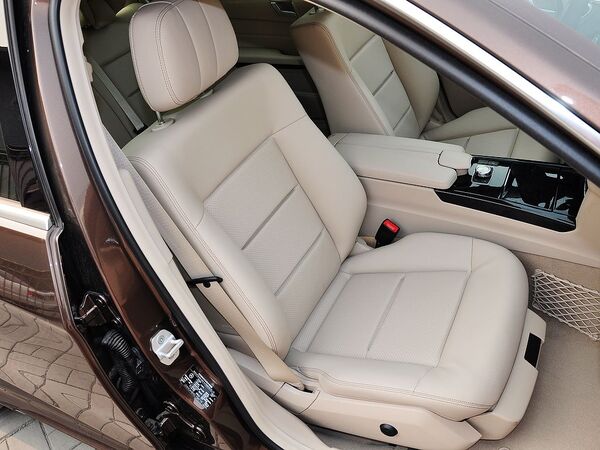 北京奔驰  改款E260L 1.8T 自动 副驾驶席座椅45度特写