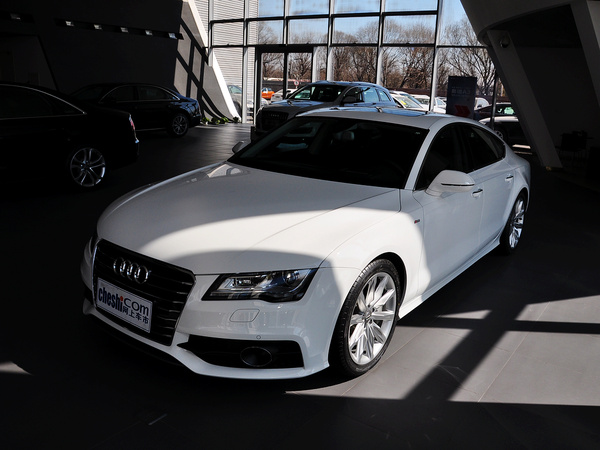 奥迪(进口)  50TFSI quattro 车辆左前45度视角