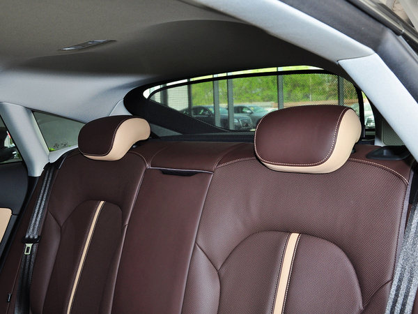 奥迪(进口) 3.0T DCT 第二排座椅头枕整体