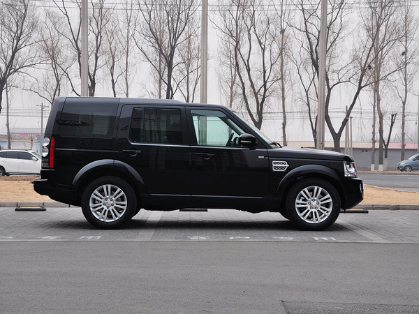 路虎  3.0T SD V6 车辆正右侧