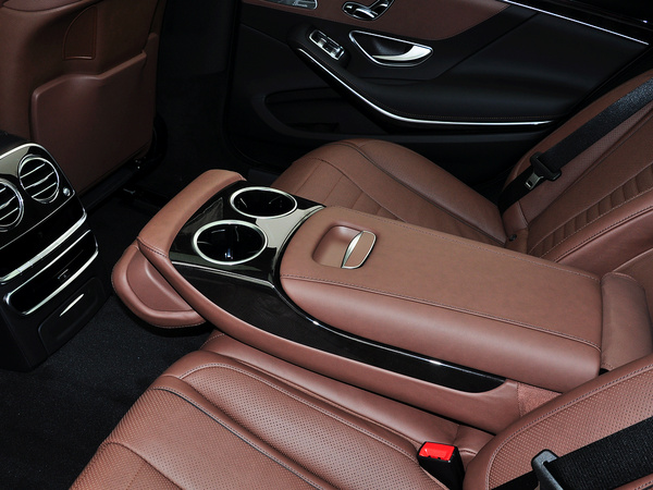 奔驰(进口)  S500L 4.7T 自动 第二排座椅中间特写