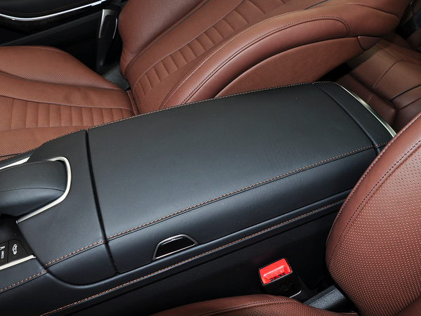 奔驰(进口)  S500L 4.7T 自动 前排座椅中央中间