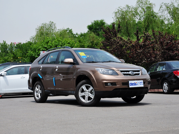 比亚迪  2.0L 手动 车辆右侧45度角