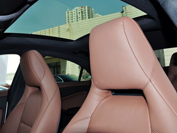 奔驰(进口)  CLA260 驾驶席座椅头枕特写