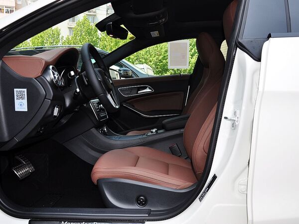 奔驰(进口) CLA260 驾驶席座椅正视图