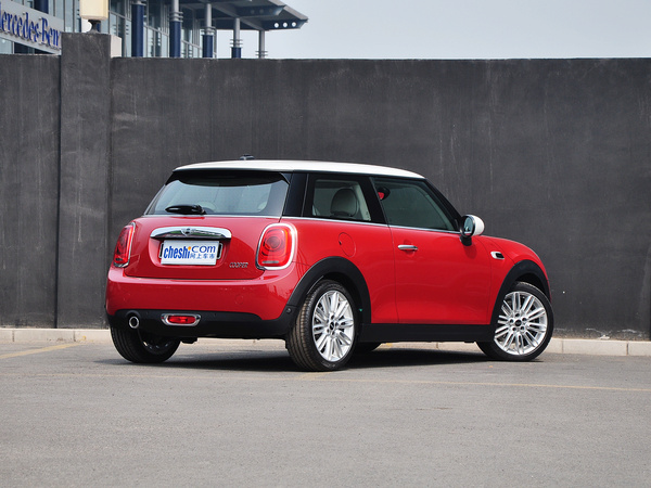 MINI  COOPER 車輛右側(cè)尾部視角