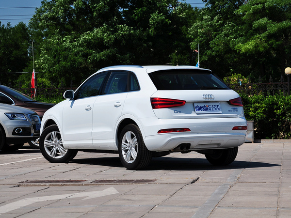 一汽奥迪  30 TFSI 车辆左后45度视角