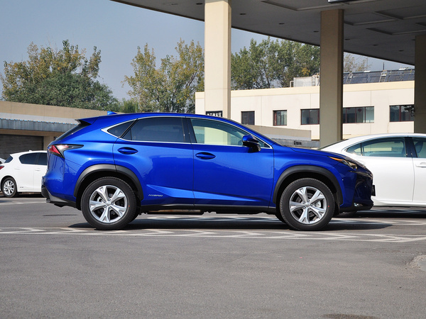 雷克萨斯 300h 车辆正右侧