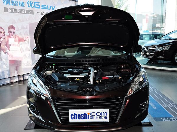 东风裕隆  2.0T 自动 车辆发动机舱整体