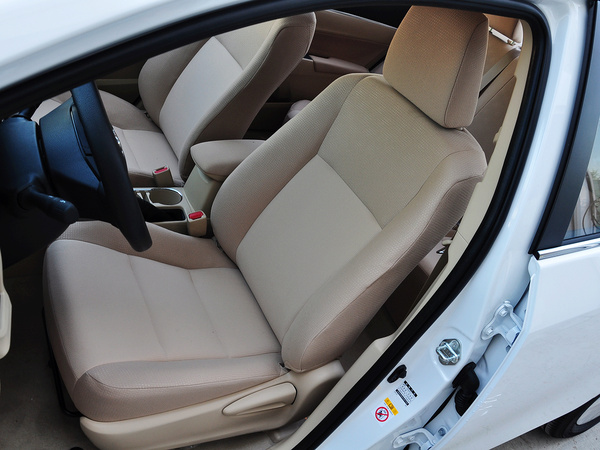 一汽丰田  1.6L CVT 驾驶席座椅前45度视图