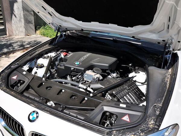 华晨宝马  528Li 发动机主体特写