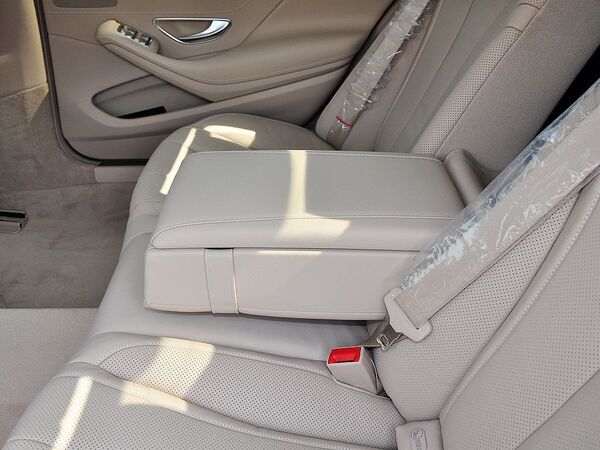 奔驰(进口)  S320L 第二排座椅中间特写