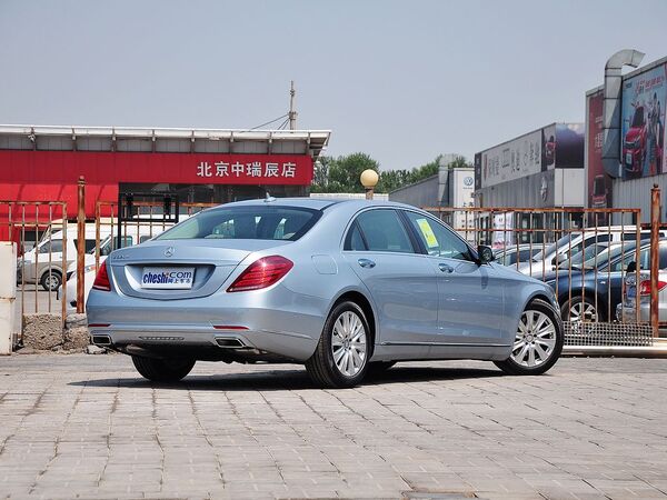 奔驰(进口)  S320L 车辆右侧尾部视角