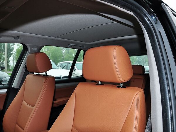 宝马(进口) xDrive28i 驾驶席座椅头枕特写