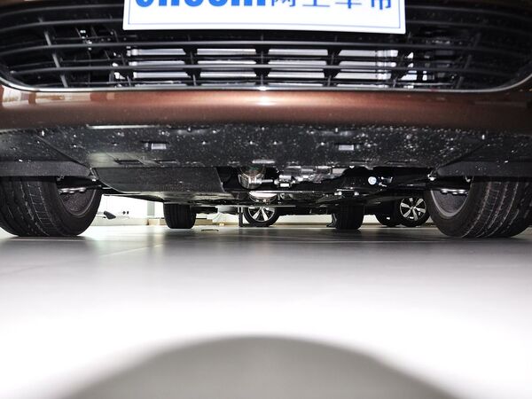 东风标致  1.6T 自动 前发动机底部特写