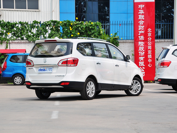 寶駿汽車  1.5L 手動 車輛右側(cè)尾部視角