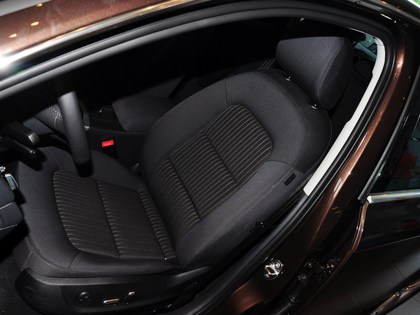 一汽奥迪  45 TFSI quattro 驾驶席座椅前45度视图