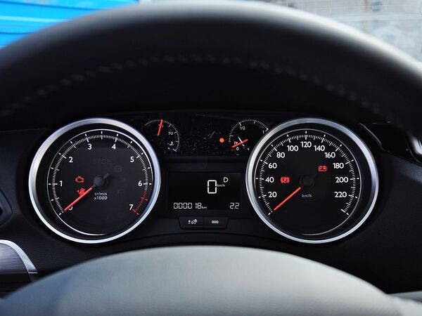 东风标致  1.8L 自动 方向盘后方仪表盘