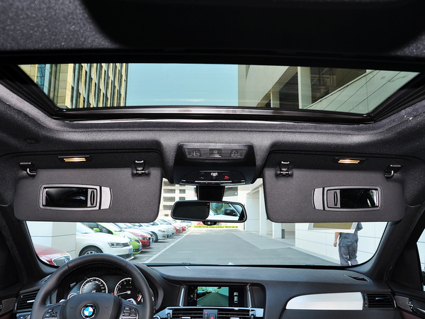 宝马(进口)  xDrive35i 前遮阳板打开