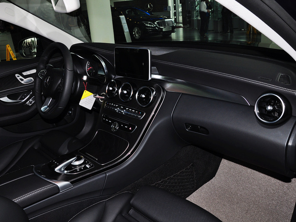 北京奔驰  C 200 L 中控台右侧