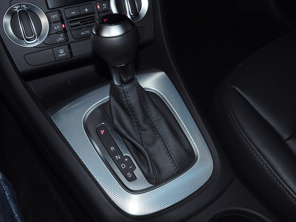 一汽奥迪  30 TFSI 挂档把手特写