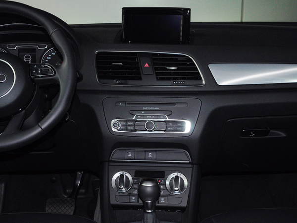 一汽奥迪  30 TFSI 中控仪表台总特写