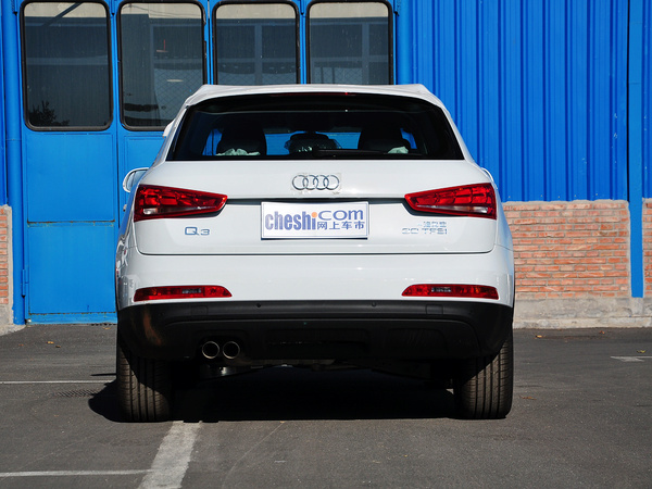 一汽奥迪  30 TFSI 车辆正后方尾部视角