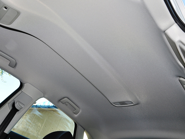 一汽奥迪  30 TFSI 第二排车顶上方