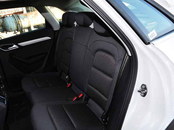 一汽奥迪  30 TFSI 第二排座椅45度视角