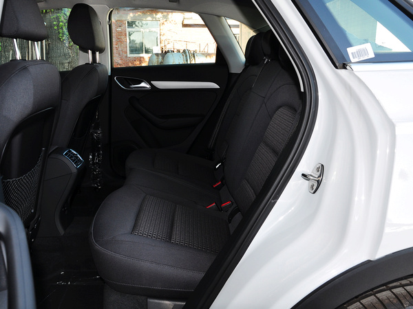 一汽奥迪  30 TFSI 第二排座椅正视图