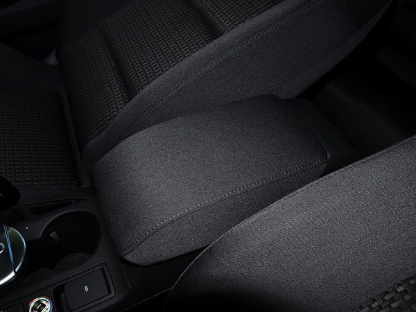 一汽奥迪  30 TFSI 前排座椅中央中间