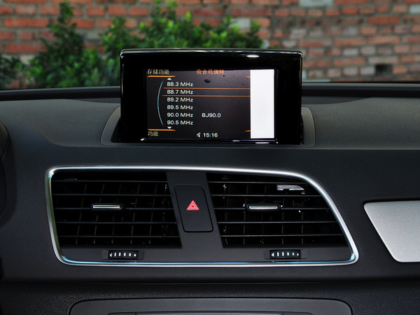 一汽奥迪  30 TFSI 中控仪表台上方