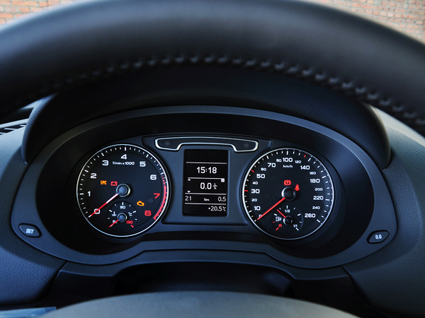 一汽奥迪  30 TFSI 方向盘后方仪表盘