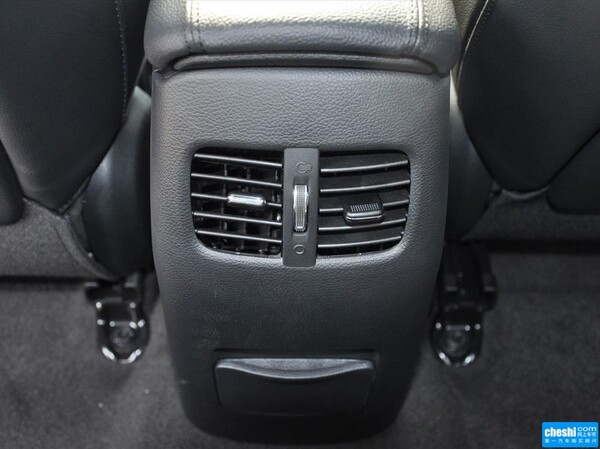 东风悦达起亚 1.6L 自动 前排座椅中央后方整体
