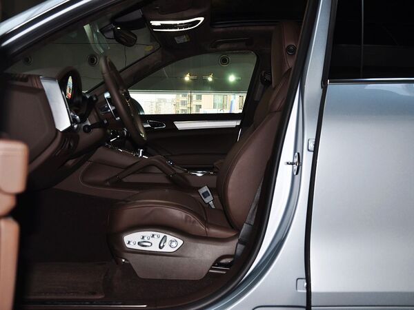 保时捷  Cayenne Turbo 4.8T 驾驶席座椅正视图