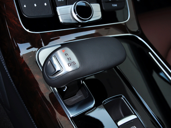 奥迪(进口)  60 TFSI 挂档把手特写