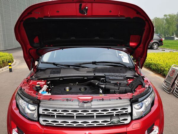 路虎 2.0T 发动机局部特写