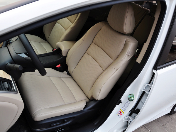 东风本田  1.8L 自动 驾驶席座椅前45度视图