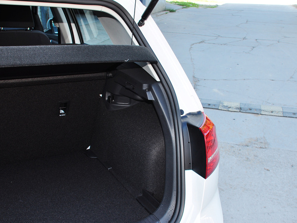 一汽-大众  1.4TSI 自动 后备箱右侧功能特写