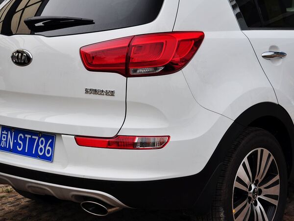 东风悦达起亚  2.0L 自动 车辆右后大灯45度视角