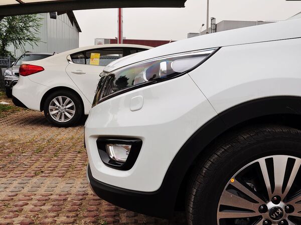 东风悦达起亚  2.0L 自动 车辆左前大灯正侧视角