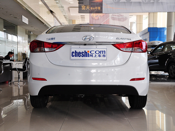 北京現(xiàn)代  1.6L 自動 車輛正后方尾部視角