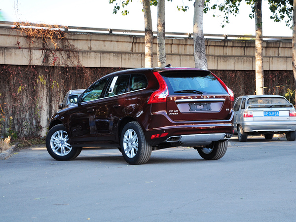 沃尔沃亚太  2.0T 车辆左后45度视角