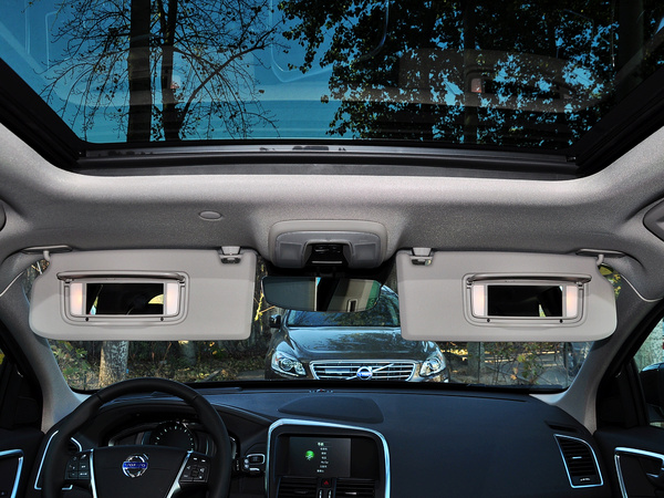 沃尔沃亚太 2.0T 前遮阳板打开