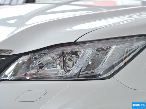 一汽豐田  2.5L 自動(dòng) 車輛大燈細(xì)節(jié)