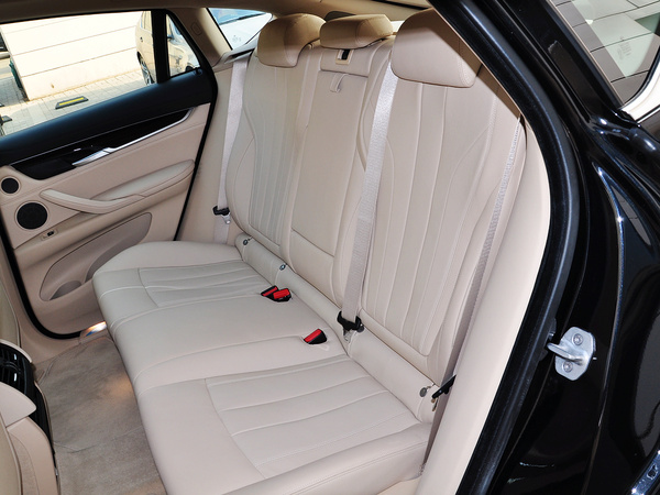宝马(进口)  xDrive35i 第二排座椅45度视角