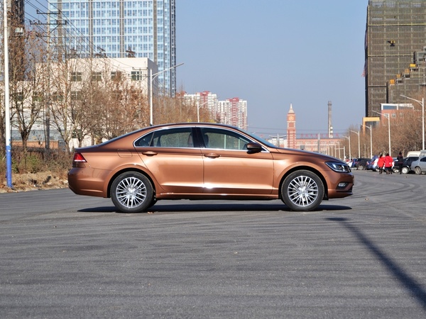 上海大众  330TSI DSG 车辆正右侧