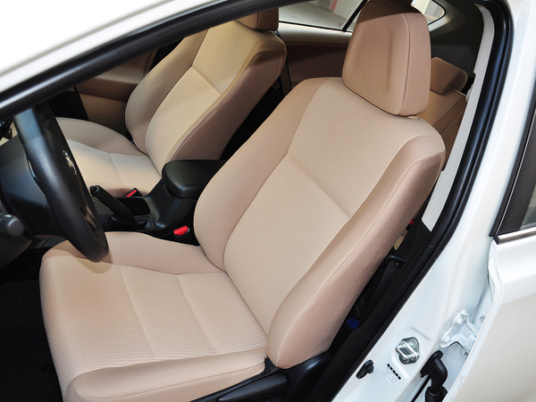 一汽丰田  2.0L CVT 驾驶席座椅前45度视图